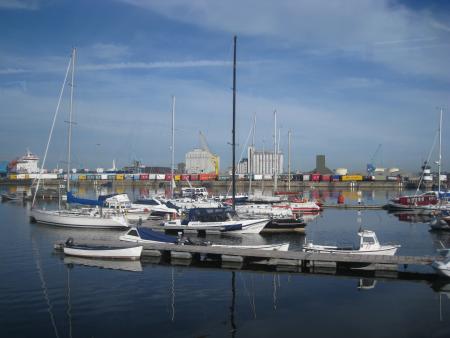 Et dans un port, il y a des bateaux...